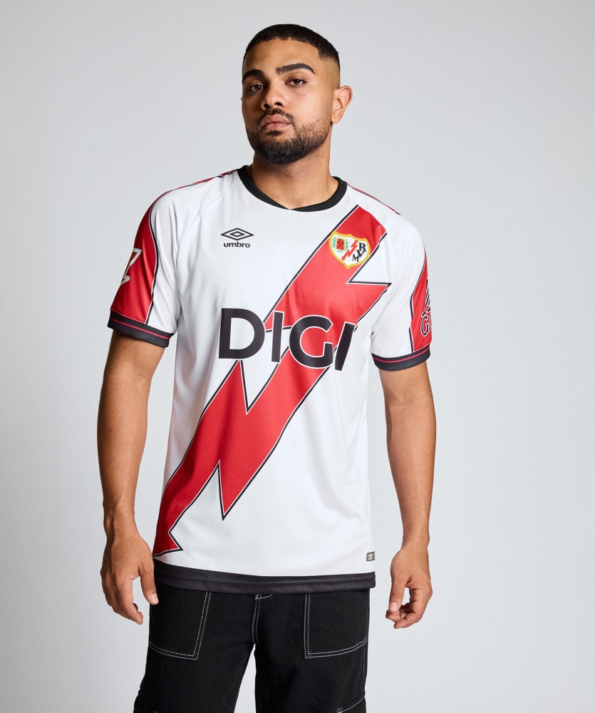 Camiseta blanca con franja roja del Rayo Vallecano