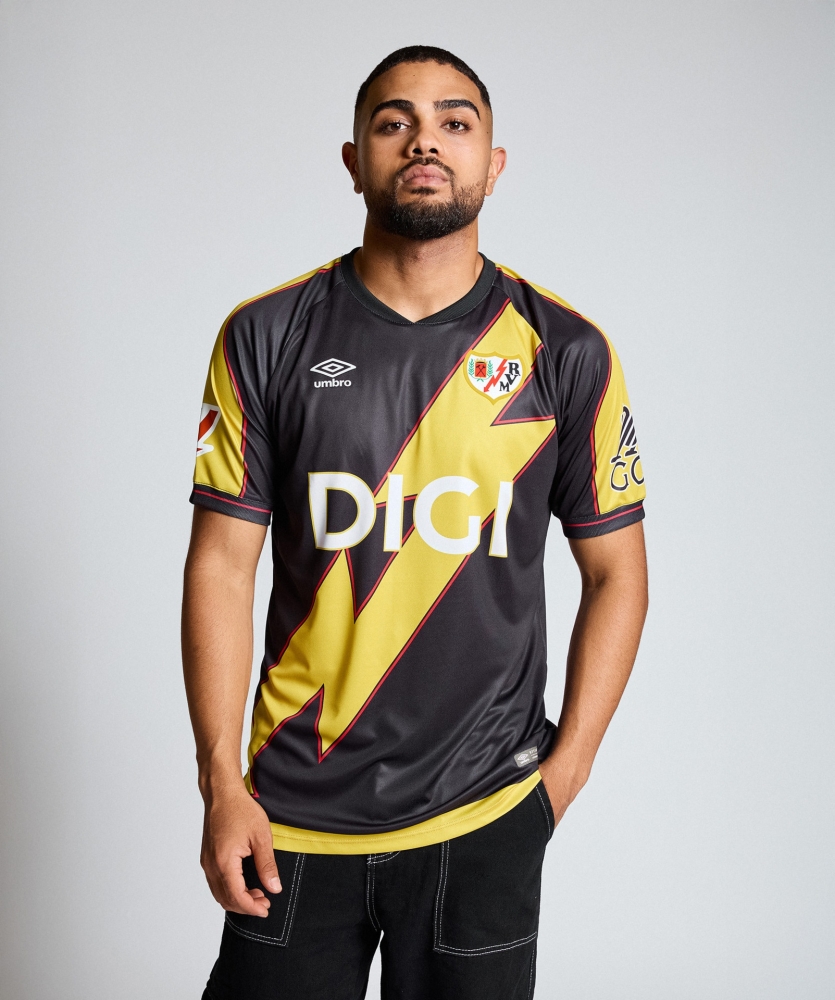 Camiseta blanca con franja roja del Rayo Vallecano