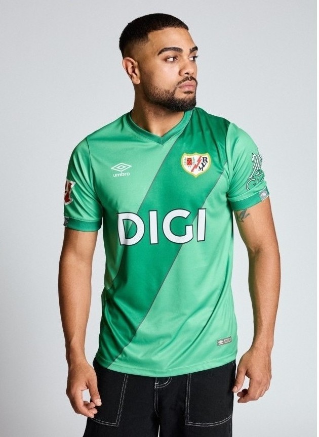Camiseta blanca con franja roja del Rayo Vallecano